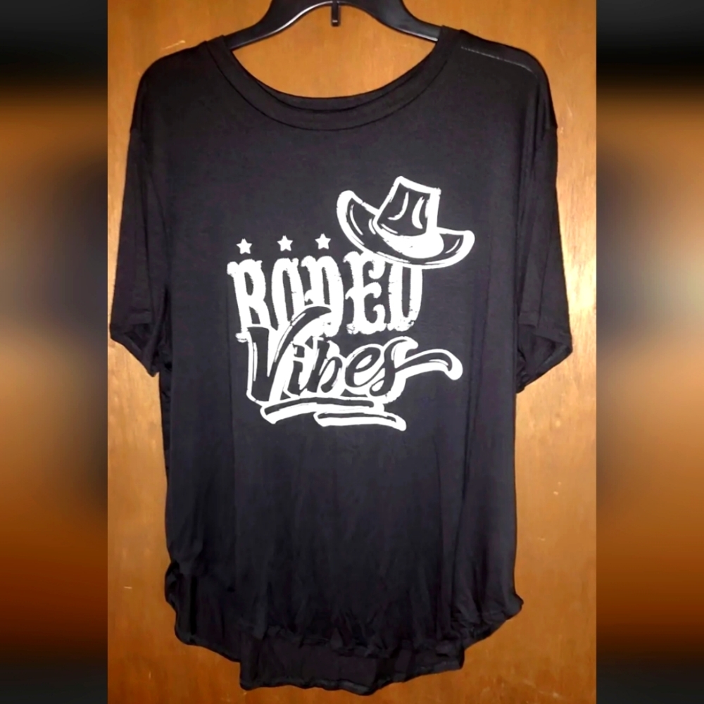 Queen Bees Rodeo Vibes 1X Black Graphic Women's Tee NWOT Short Sleeve Cowboy
